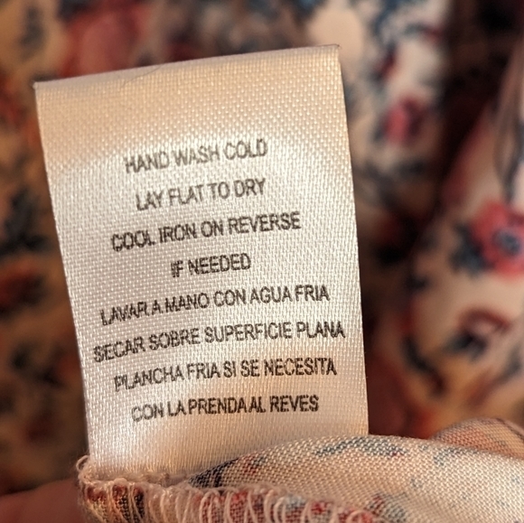 NWT City Triangles v neck printed flowy floral cap sleeve brass colored buttons - Picture 9 of 9